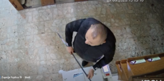 Prepoznate ta dva zmikavta? Pri kraji ju je zasačil župnik (video)