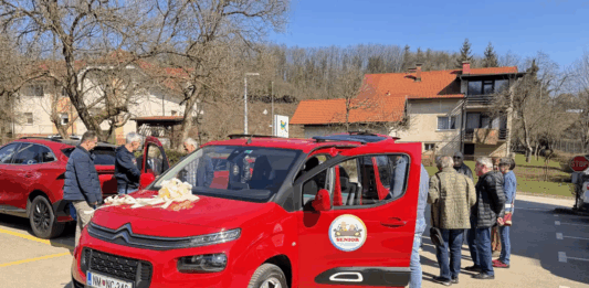 Črnomelj: Občina zagotovila novejše vozilo za prevoz starejših