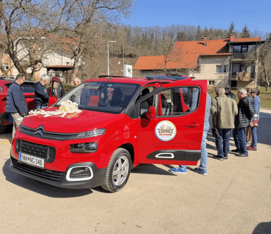 Črnomelj: Občina zagotovila novejše vozilo za prevoz starejših
