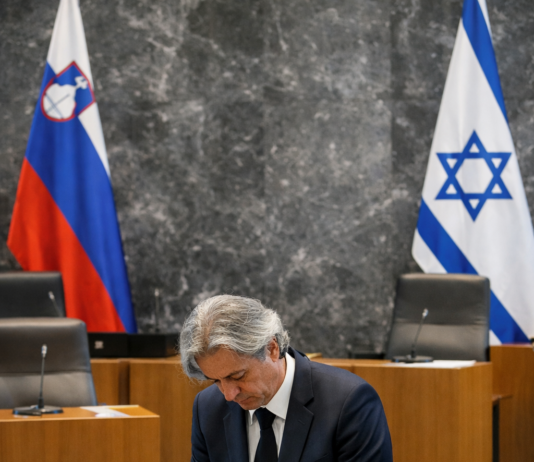 Golobova vlada v zadnjem hipu pokleknila pred tožbo proti Izraelu – zaradi posnetkov korupcije?