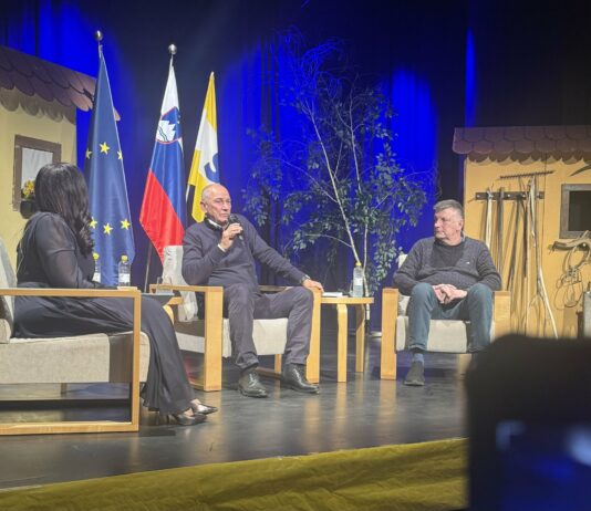 Janša v polni dvorani v Grosupljem: Bitka traja do zadnjega glasu – Slovenija zmore več!