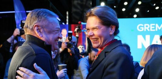 Zmagoviti objem stoletja: Janković in Bratušek v Cvetličarni rešujeta Slovenijo (že drugič)