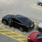 Saj ni res, pa je: Minister za invalide Luka Mesec parkiral službeni črni Audi ravno na invalidskem mestu