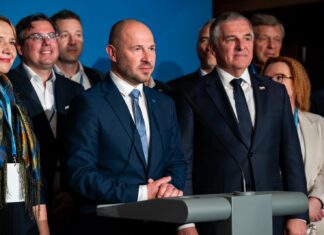 Levica napadla desnosredinski trojček, Svoboda pa NSi