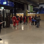 Evakuacija z vprašanji: Slovence iz Dubaja vozili v Oman, vlada najela sporni letalski prevoz