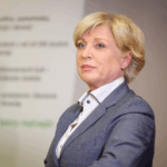 Tomčeva razkriva: EU financira repatriacijske lete, Slovenija pa gre solo – dražje in počasneje