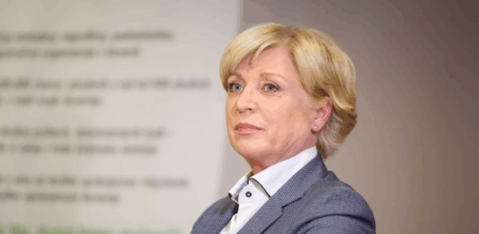 Tomčeva razkriva: EU financira repatriacijske lete, Slovenija pa gre solo – dražje in počasneje