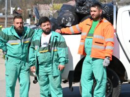 Trije romski sodelavci Komunale Novo mesto rušijo predsodke z vsakodnevnim delom