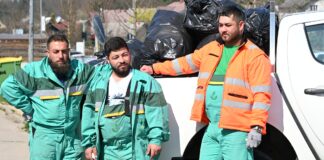 Trije romski sodelavci Komunale Novo mesto rušijo predsodke z vsakodnevnim delom