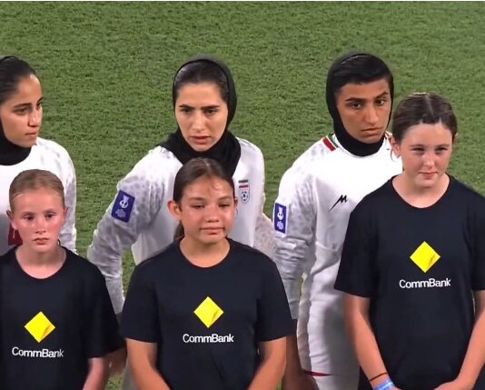 Iranka ženska nogometna reprezentanca bojkotirala petje himne islamskega režima (video)