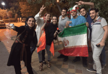 Po potrditvi smrti voditelja Hameneja na ulicah Irana zavladalo slavje