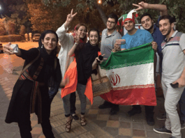 Po potrditvi smrti voditelja Hameneja na ulicah Irana zavladalo slavje