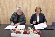 Metlika: Podpis pogodbe za ureditev cestne razsvetljave v Trnovcu