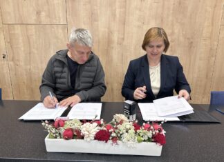 Metlika: Podpis pogodbe za ureditev cestne razsvetljave v Trnovcu