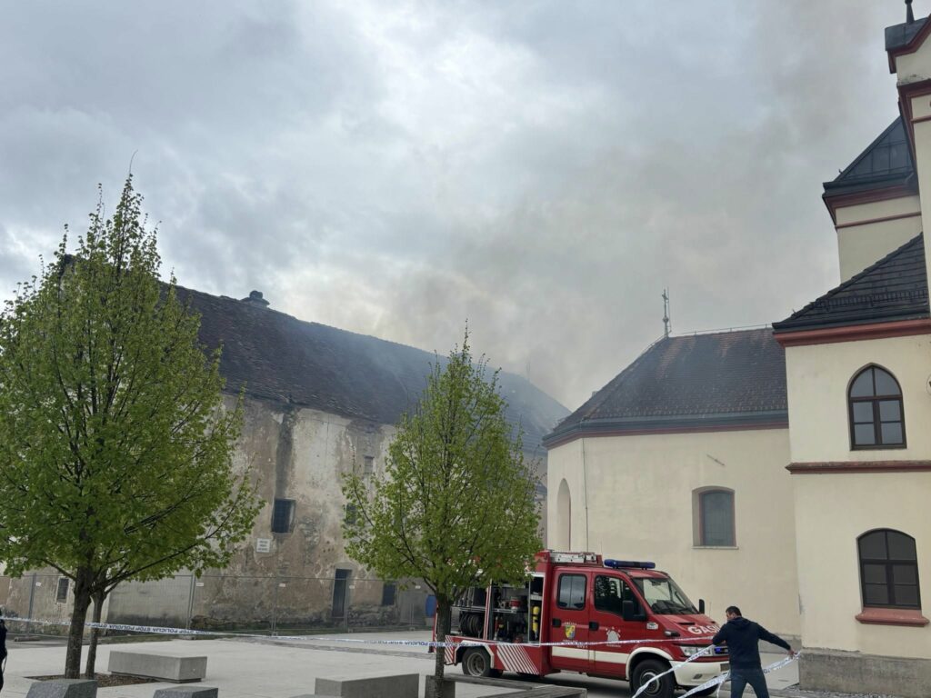 V Mirni Peči zagorela stara šola (slike)