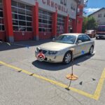 Avtomobil parkiral kar pred izvozi gasilskih vozil