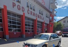 Avtomobil parkiral kar pred izvozi gasilskih vozil