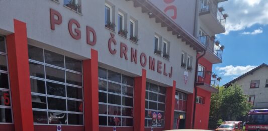 Avtomobil parkiral kar pred izvozi gasilskih vozil