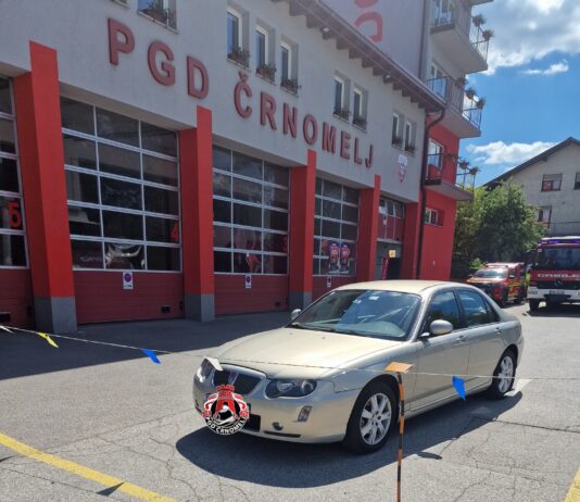 Avtomobil parkiral kar pred izvozi gasilskih vozil
