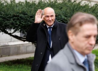 Kaj se je z izvolitvijo spremenilo za Janšo in kaj za Goloba?