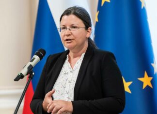 Kokotova poslanca Svobode v državnem zboru zalotila med brskanjem po smeteh