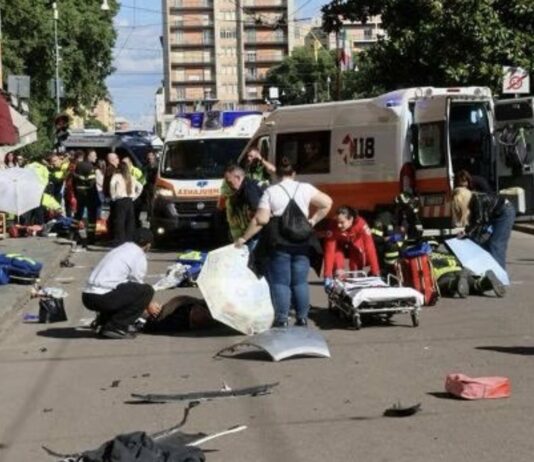 Maročan z avtomobilom zapeljal med ljudi, nato enega ša zabodel (video)