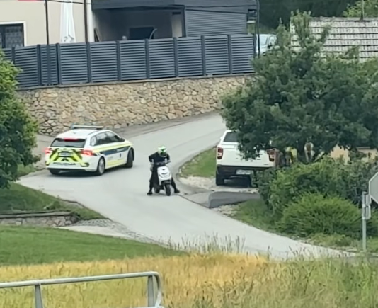 Na spletu zaokrožil posnetek motorista, ki je bežal pred policisti