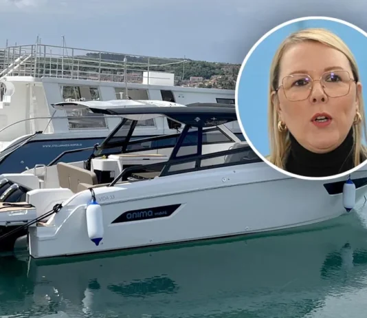 Čalušićeva ne odgovarja na vprašanja, ali uporablja gliser, kupljen z denarjem ministrstva