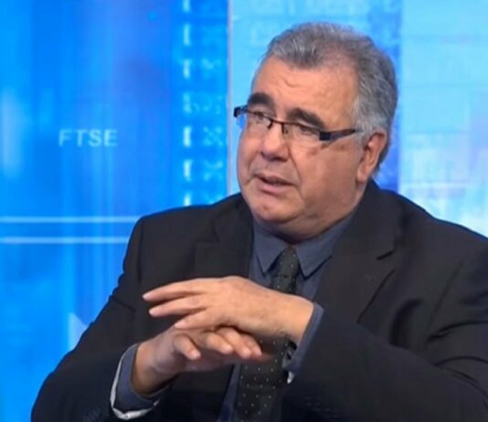 Svinger Juri izbrisal tvit, v katerem je poslanko primerjal s Pujso Pepo