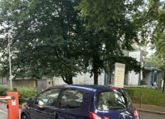 Nenavadno stališče policije glede Kučanovega objestnega parkiranja