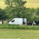 Šokantni posnetek: Iz kombija v Blatu izstopilo večje število migrantov