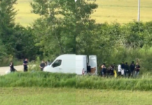 Šokantni posnetek: Iz kombija v Blatu izstopilo večje število migrantov