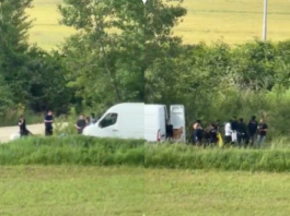 Šokantni posnetek: Iz kombija v Blatu izstopilo večje število migrantov
