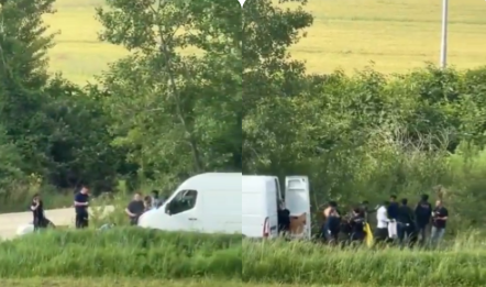Šokantni posnetek: Iz kombija v Blatu izstopilo večje število migrantov