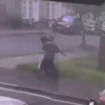 Migrant sredi dneva z nožem v vrat zabodel 17-letnico (video)