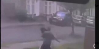 Migrant sredi dneva z nožem v vrat zabodel 17-letnico (video)