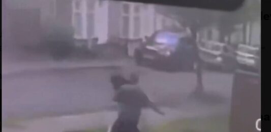 Migrant sredi dneva z nožem v vrat zabodel 17-letnico, policija ga je ujela (video)