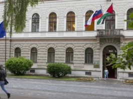 Izobešanju palestinske zastave na predsedniški palači nasprotuje več ljudi, kot ga podpira