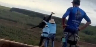 Ker ji niso pripeli varnostne vrvi, pri skoku z mostu omahnila v smrt (video)