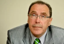 Znani diplomat: Med uvoženimi aferami in domačo gnilobo