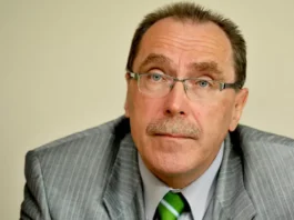 Znani diplomat: Med uvoženimi aferami in domačo gnilobo