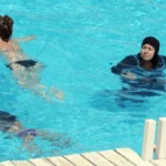 Dvojna merila: Moški v ohlapnih kopalkah ne smejo v bazen, ženske v burkiniju lahko