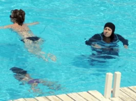 Dvojna merila: Moški v ohlapnih kopalkah ne smejo v bazen, ženske v burkiniju lahko