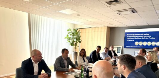 Minister Vrtovec in 11 občin podpisali protokol za nadaljnji razvoj 3.a razvojne osi