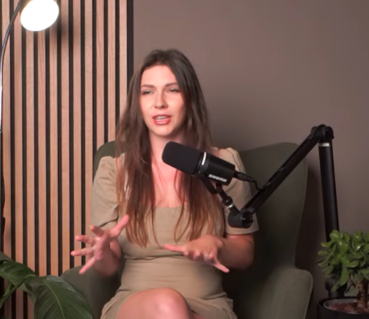 “O Stevanoviću pravi, da je omejen, sama pa sodeluje na podcastu za prodajo analnih čepkov!”