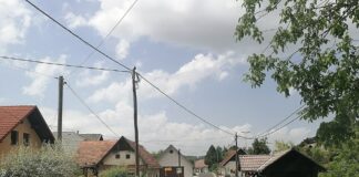 Zaradi iskanja oboroženega roparja cesta skozi Uršna sela zaprta