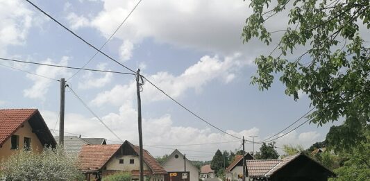 Zaradi iskanja oboroženega roparja cesta skozi Uršna sela zaprta