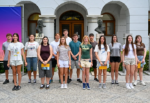 Novo mesto: Med obiskom argentinsko-slovenskih dijakov na Glavnem trgu zadonela slovenska pesem