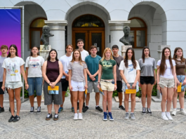 Novo mesto: Med obiskom argentinsko-slovenskih dijakov na Glavnem trgu zadonela slovenska pesem
