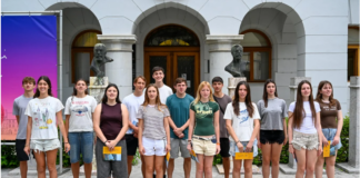 Novo mesto: Med obiskom argentinsko-slovenskih dijakov na Glavnem trgu zadonela slovenska pesem